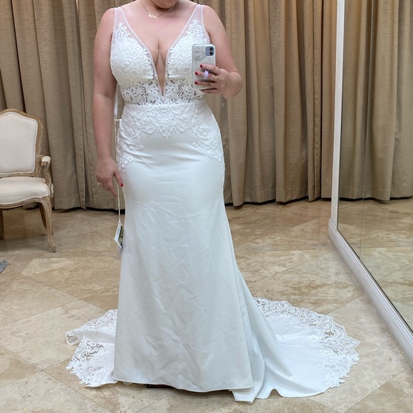 Essence of Australia crepe and lace wedding gown - Picture 2 of 5